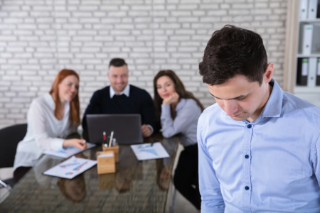 Staffing w pracy — definicja, przyczyny występowania i kary